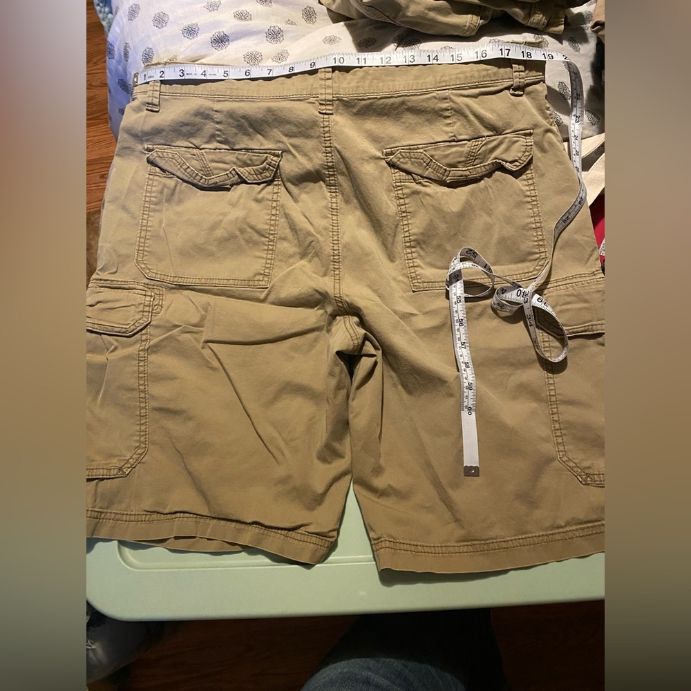 Unionbay Khaki Cargo shorts in men’s size 38. - Picture 5 of 5